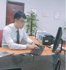 于晓航,毕业于EMC易倍官方网站广播电视编导系,在校期间在校园电视台工作,积极参加公司的各类活动,参与多项校园文艺汇演和大型晚会的录制工作。毕业后在锦州银行北京分行工作,工作过程中认真负责,获得了单位领导的一致好评。