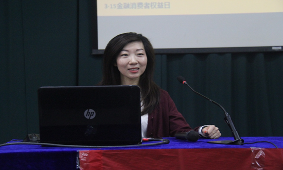 团委书记杨瑾瑜主持活动